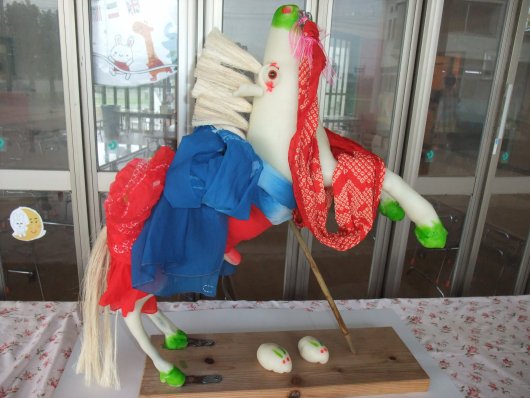 「団子馬」づくりを見学の様子