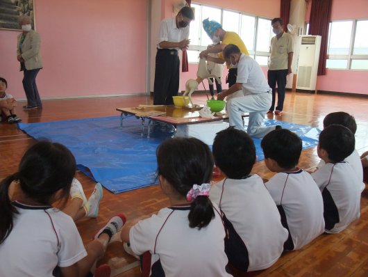 「団子馬」づくりを見学の様子